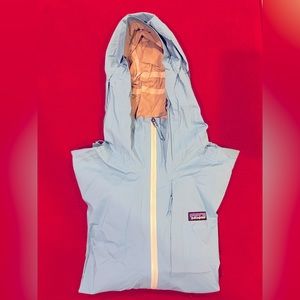 Patagonia Women’s Medium Turquoise Rain Resistant Coat